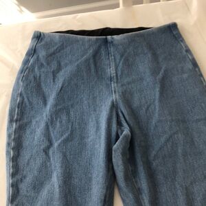 2 pairs of Woman’s capris